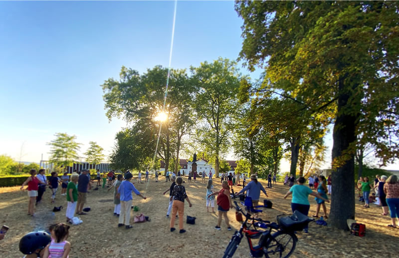 Bühne mit Musikerinnen und Musikern der Sommersingsause