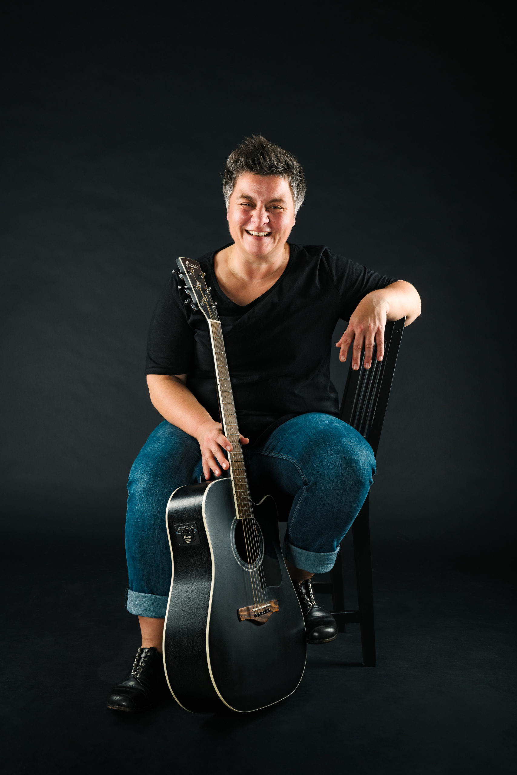 Sarah Neumann – Portrait mit Gitarre