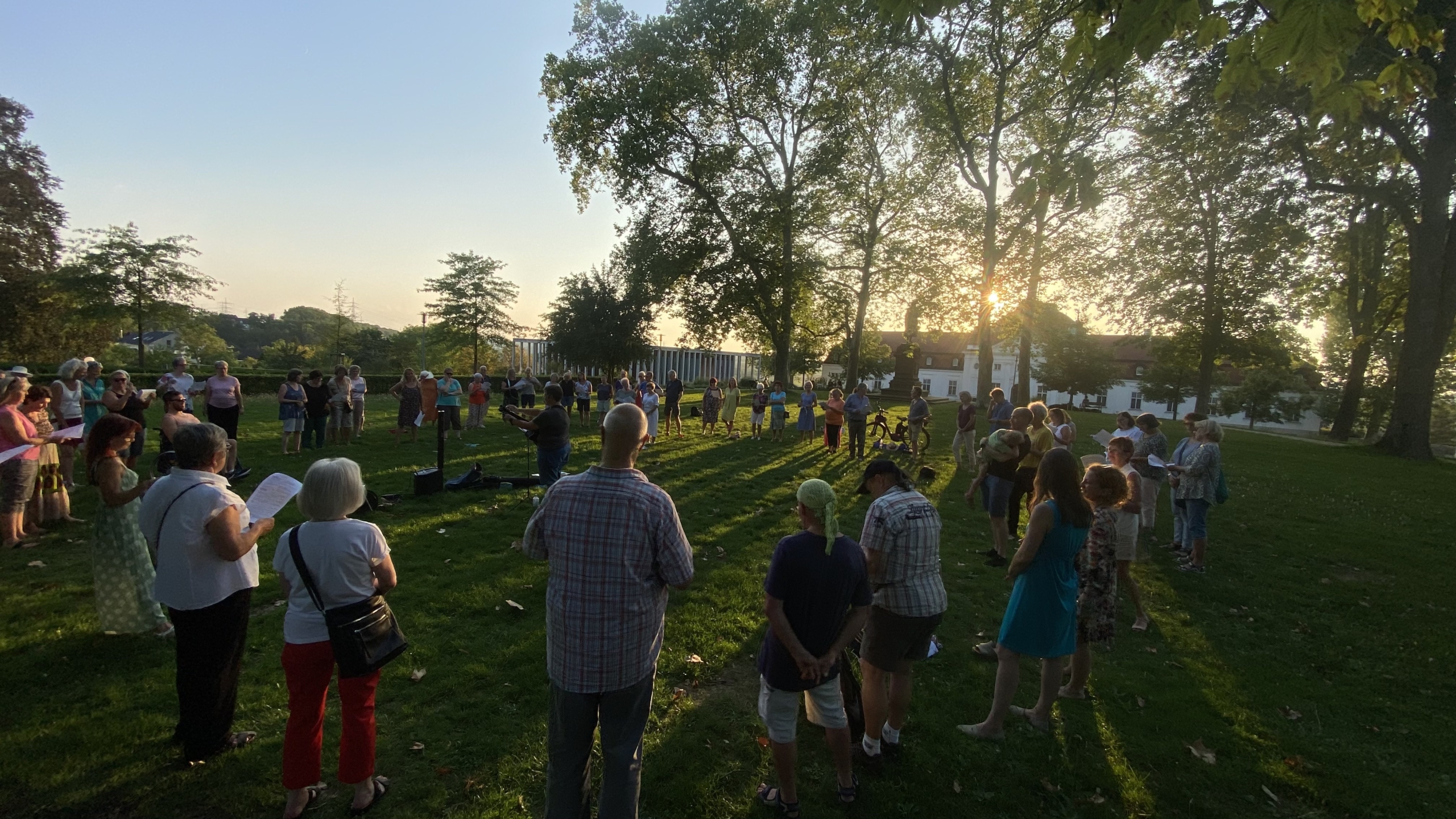 Blick auf Musiker und Publikum beim Singen im Sommer