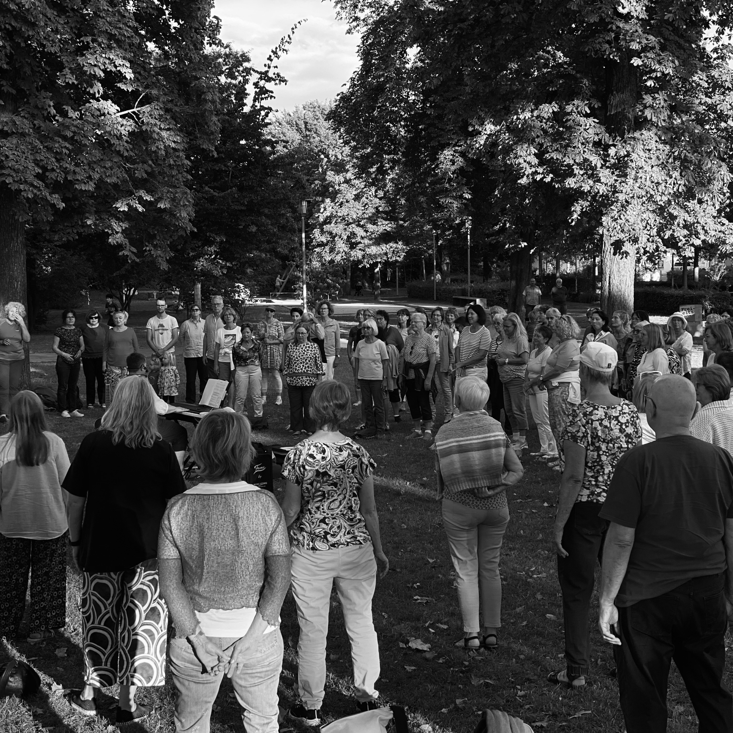 Publikum unter Bäumen während der Sommersingsause