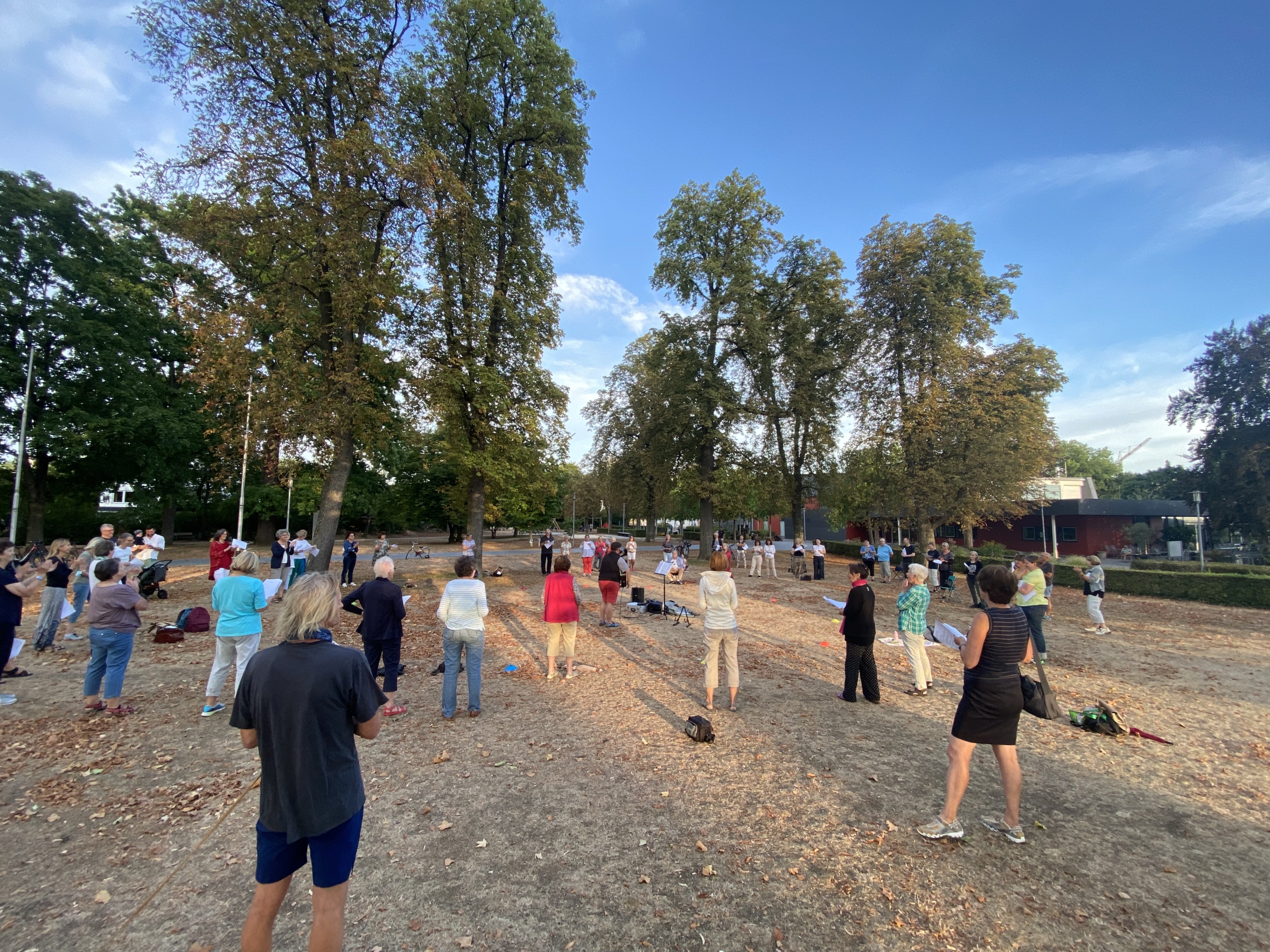 Musikerinnen und Musiker auf der Bühne bei der Sommersingsause