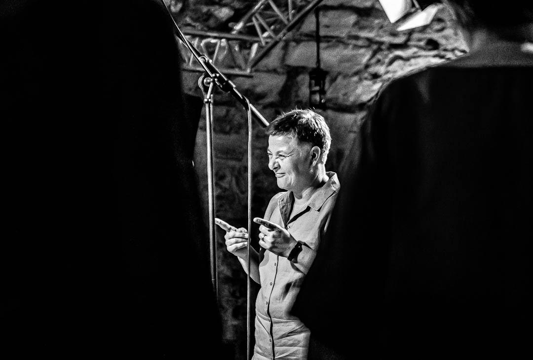 Sarah Neumann im Kontakt mit Sängerinnen und Sängern